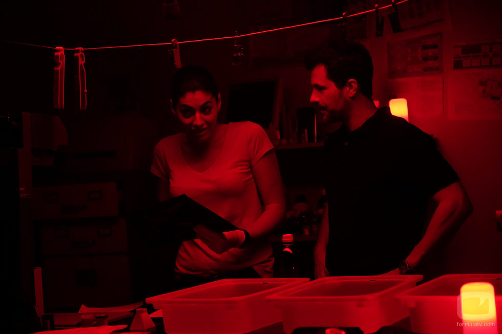 Lola y Héctor en una sala de fotografía en 'Mar de plástico'