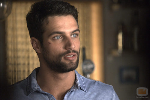 Lucas observa detalladamente a Fara en 'Mar de plástico'