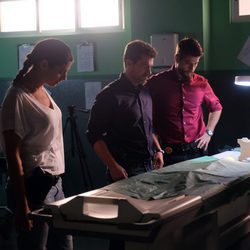 Lola, Salva y Héctor con la forense en 'Mar de plástico'