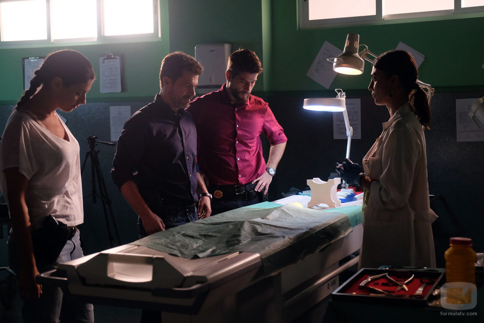 Lola, Salva y Héctor con la forense en 'Mar de plástico'