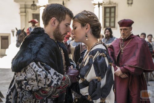 Carlos de Austria e Isabel de Portugal se besan en 'Carlos, Rey Emperador'