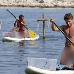 Competición de canoas entre Edoardo y Valentino completamente desnudos en 'Adán y Eva'