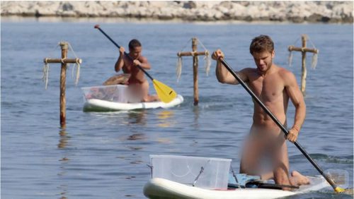 Competición de canoas entre Edoardo y Valentino completamente desnudos en 'Adán y Eva'