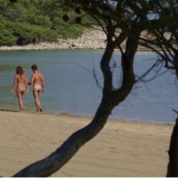 Paseo en la arena de la playa entre Iolanda y ''Dodo'' desnudos en 'Adán y Eva'