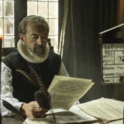 Miguel Rellán espera en la piel de Cervantes en el rodaje de 'La española inglesa'