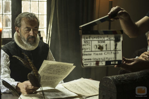 Miguel Rellán espera en la piel de Cervantes en el rodaje de 'La española inglesa'