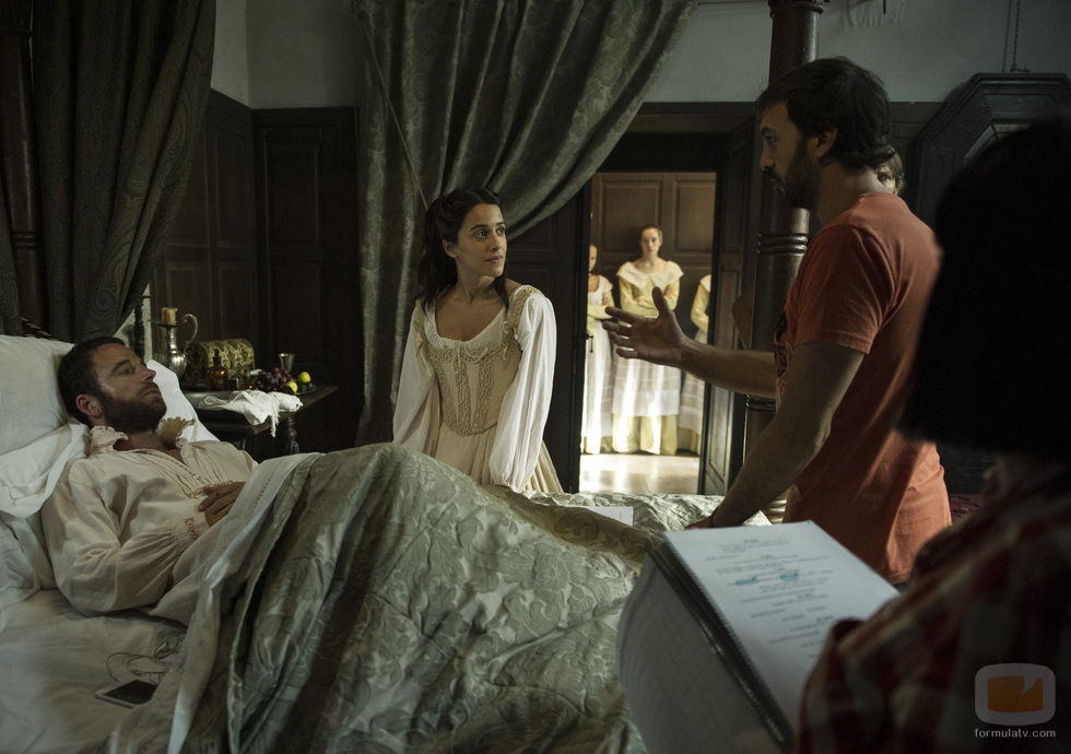 Macarena García y Carles Francino escuchan las últimas indicaciones en 'La española inglesa'