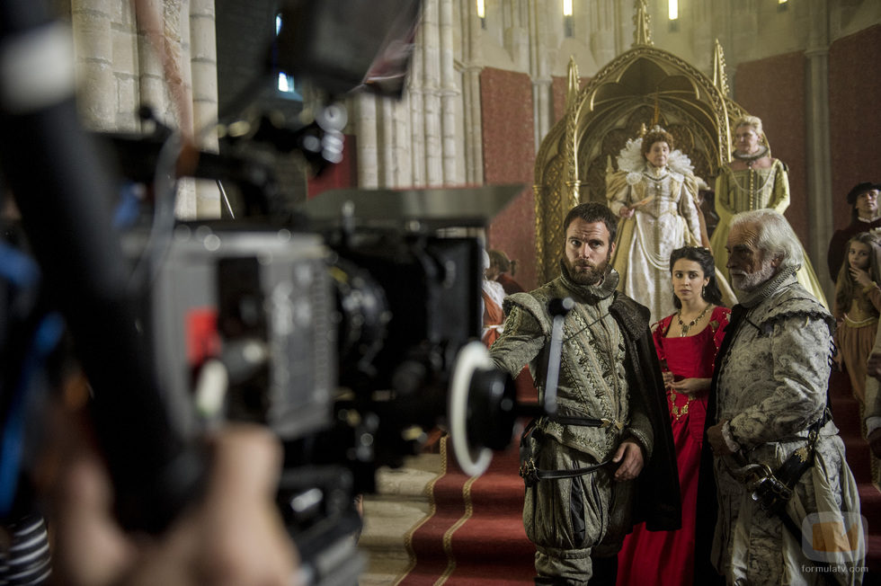 Los actores principales de 'La española inglesa' recrean la Corte Real