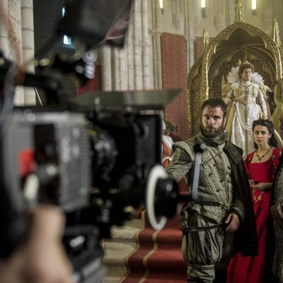 Los actores principales de 'La española inglesa' recrean la Corte Real