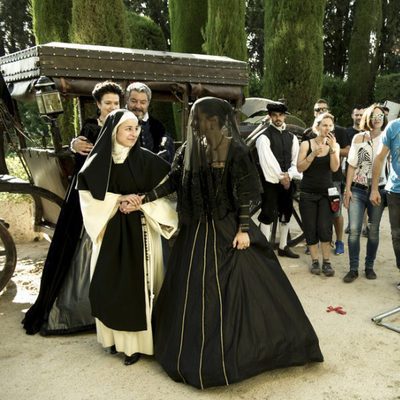 Julio Jordán, Puchi Lagarde y más actores graban una escena de 'La española inglesa' en exterior