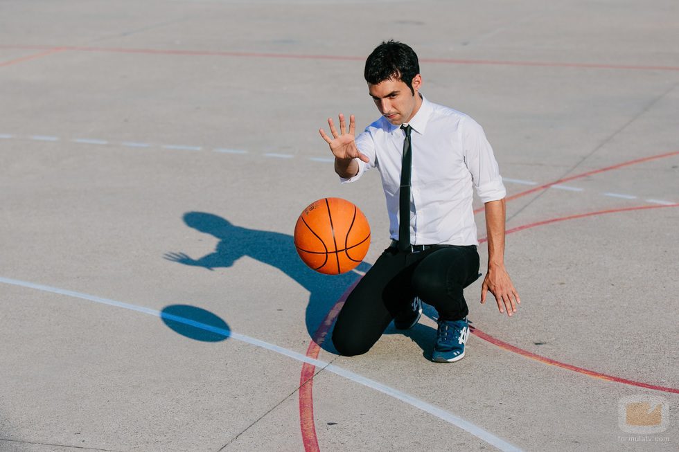 Antonio Díaz realizando un truco de magia en 'El Mago Pop: 48 horas con...'