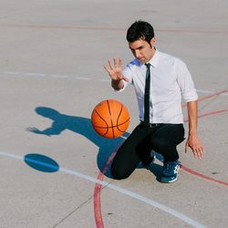 Antonio Díaz realizando un truco de magia en 'El Mago Pop: 48 horas con...'