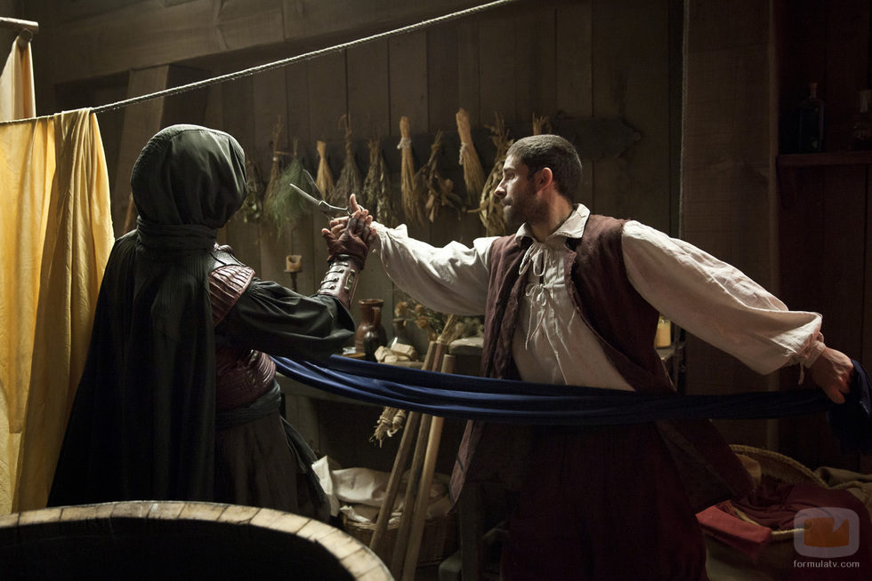 Gonzalo de Montalvo y Adrián en la sastrería en 'Águila Roja'