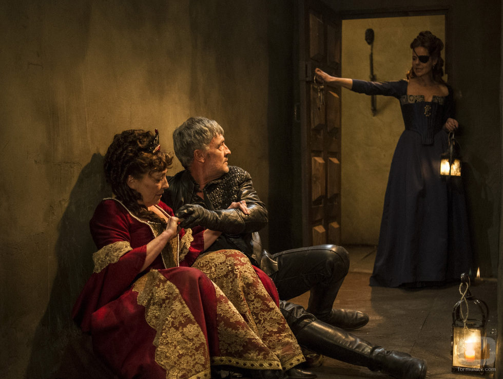 La duquesa de Fournier, la marquesa de Santillana y el comisario en 'Aguila Roja'