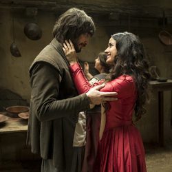 Gonzalo de Montalvo y Margarita se miran apasionadamente en 'Águila Roja'