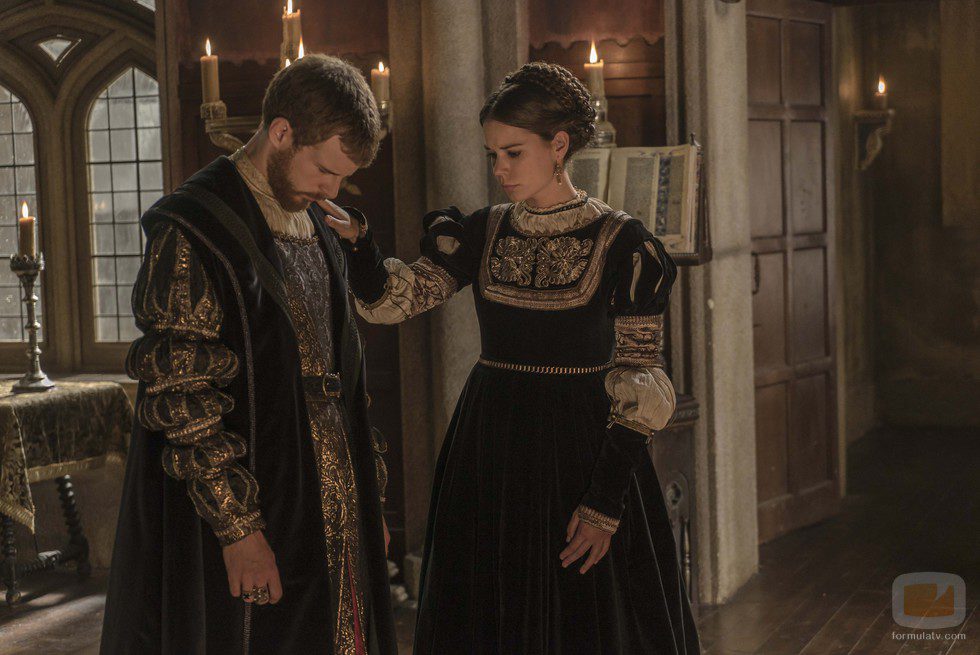 María de Austria consuela a su hermano Carlos en 'Carlos, Rey Emperador'