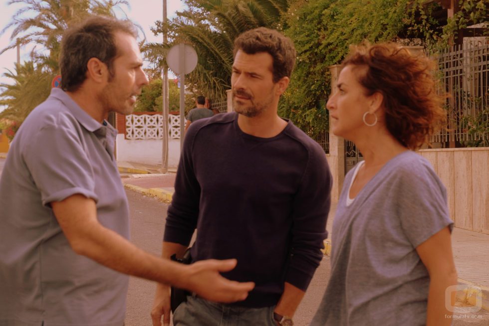 Héctor y Marta hablan con un vecino en 'Mar de plástico'