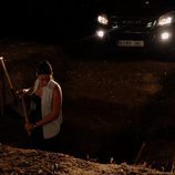 Lola sostiene con una mano una azada para buscar nuevas pistas en 'Mar de plástico'