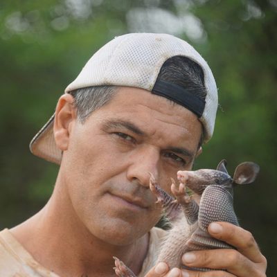Frank Cuesta con un armadillo