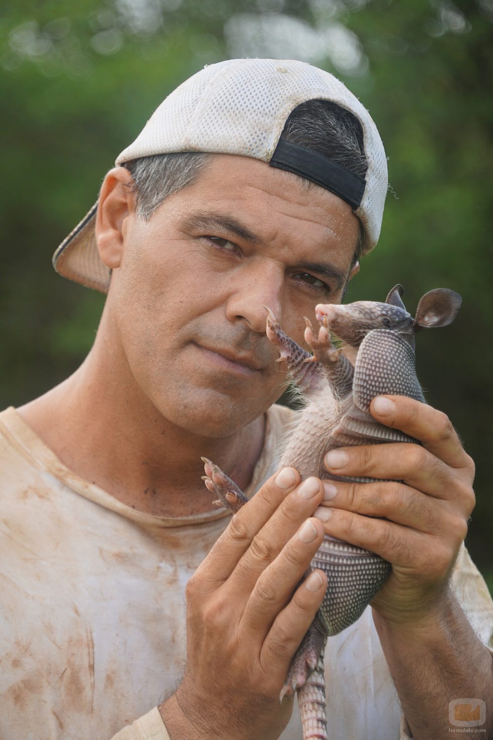 Frank Cuesta con un armadillo