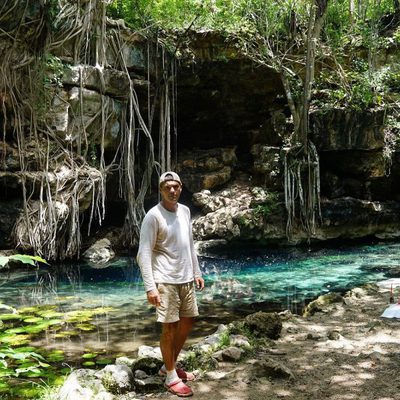 Frank Cuesta en un cenote, en México