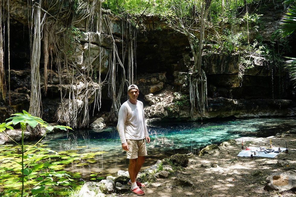 Frank Cuesta en un cenote, en México