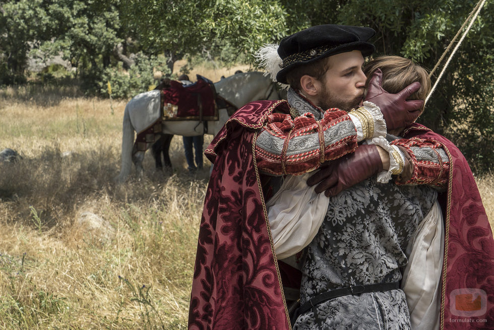 Carlos V besa a su hijo antes de marchar en el capítulo especial de 'Carlos, Rey Emperador'