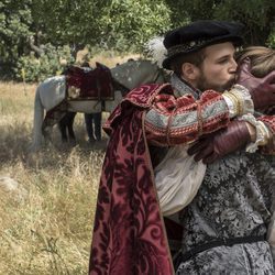 Carlos V besa a su hijo antes de marchar en el capítulo especial de 'Carlos, Rey Emperador'