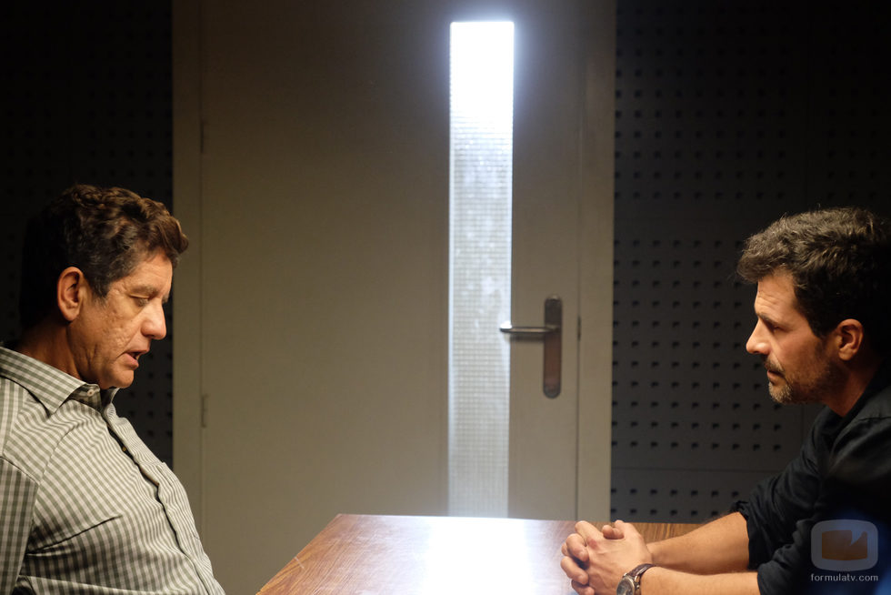 Héctor interroga a Juan Rueda en 'Mar de plástico'