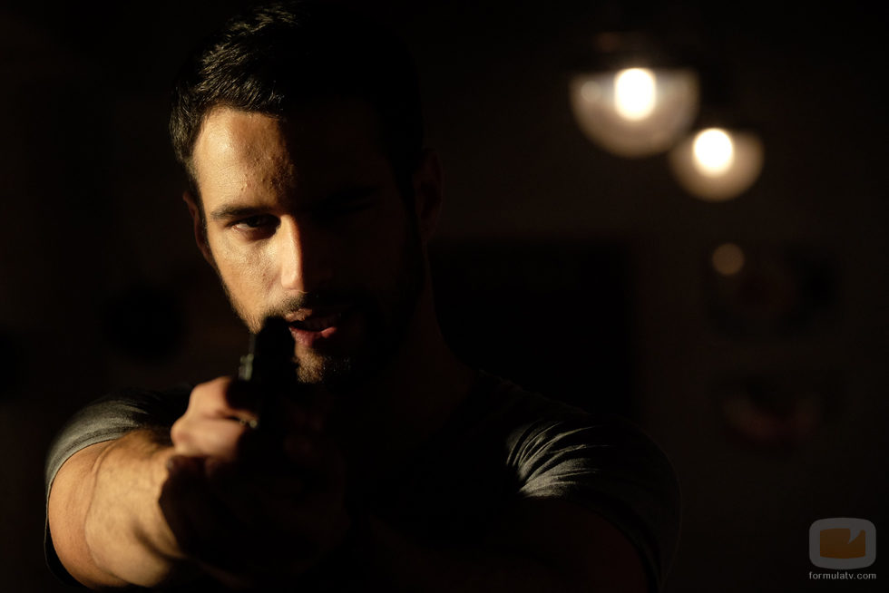 Lucas con una pistola en 'Mar de plástico'