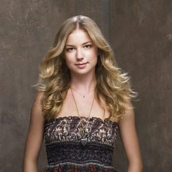 Emily VanCamp posa como Rebecca Harper en 'Cinco hermanos' de la cadena ABC