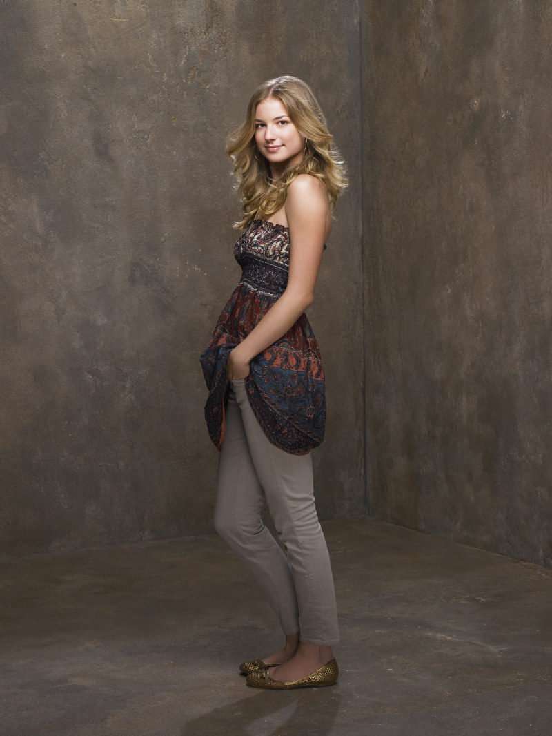 Emily VanCamp posa como Rebecca Harper en la serie 'Cinco hermanos' de ABC