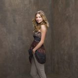Emily VanCamp posa como Rebecca Harper en la serie 'Cinco hermanos' de ABC