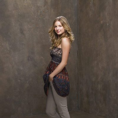 Emily VanCamp posa como Rebecca Harper en la serie 'Cinco hermanos' de ABC