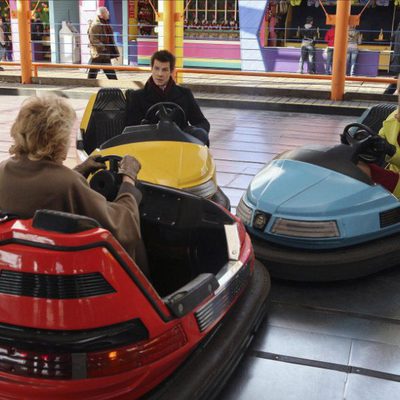 Eric Mabius y Becki Newton en un coche de choque