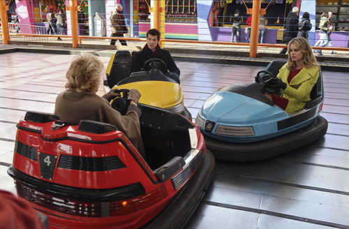 Eric Mabius y Becki Newton en un coche de choque
