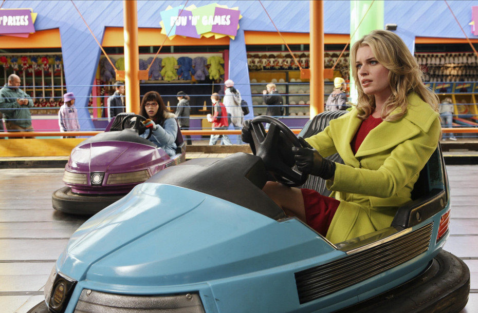 Becki Newton en un coche de choque