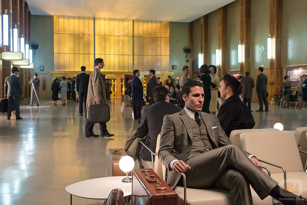 Alberto está en la estación en 'Velvet'