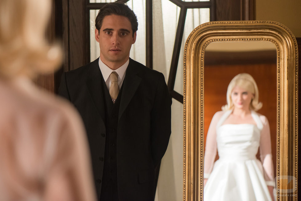 Patricia le muestra a Jonás su vestido de boda en 'Velvet'