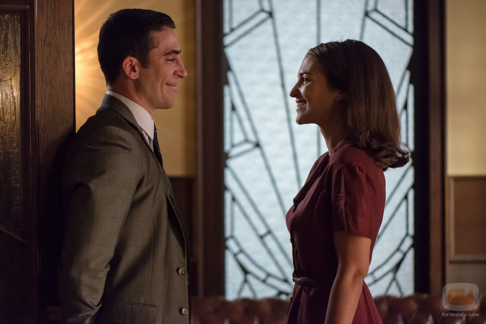 Ana y Alberto sonríen en las galerías 'Velvet'