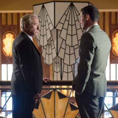 Alberto charla con Emilio en las galerías 'Velvet'