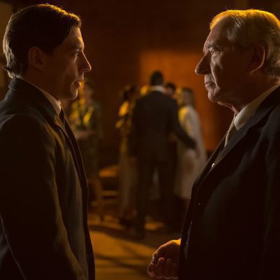 Pedro habla con Emilio en 'Velvet'
