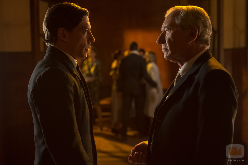 Pedro habla con Emilio en 'Velvet'