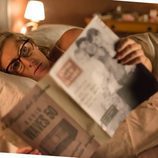 Rita está tumbada en la cama mirando la revista en 'Velvet'