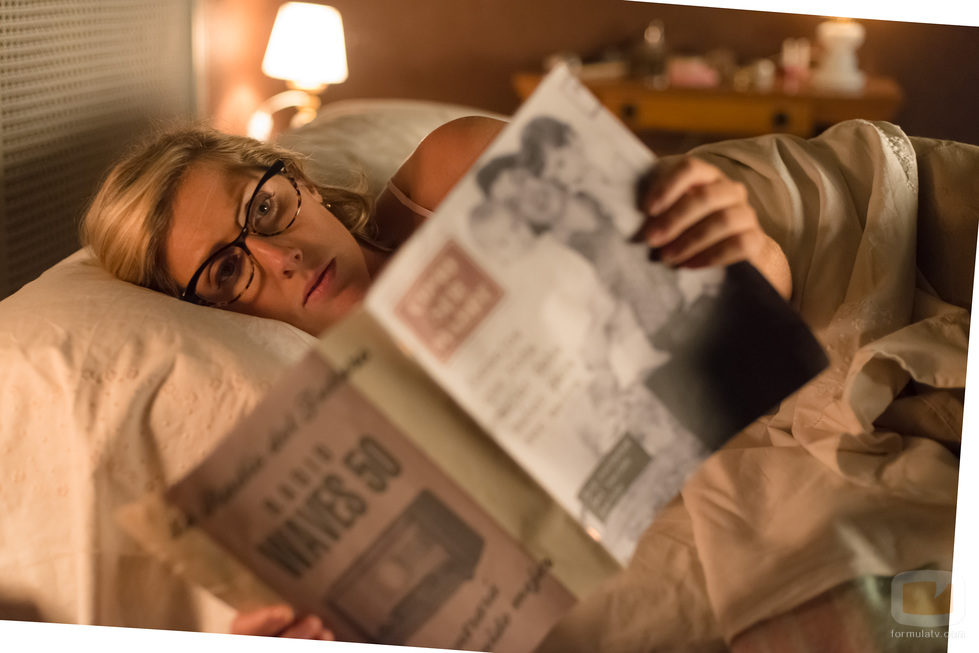 Rita está tumbada en la cama mirando la revista en 'Velvet'