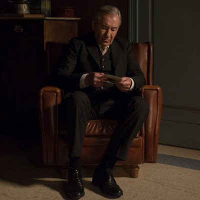 Emilio mira detenidamente una carta en 'Velvet'