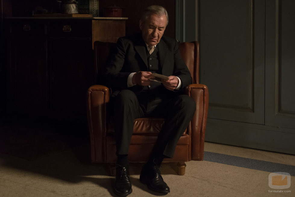 Emilio mira detenidamente una carta en 'Velvet'
