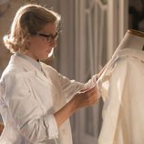 Rita confeccionando un nuevo traje en los talleres de 'Velvet'