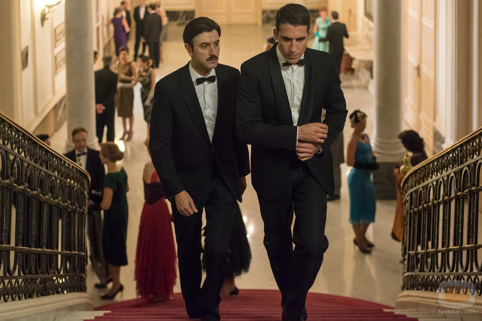 Alberto y Mateo Ruiz suben las escaleras en Velvet'