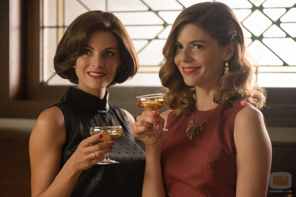 Bárbara y Cristina brindan en 'Velvet'